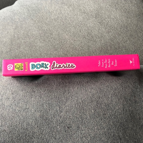 Dork Diaries #10 ~ Tales From a Not-So-Perfect Pet Sitter ~ Hardcover ~ New! - Picture 5 of 5